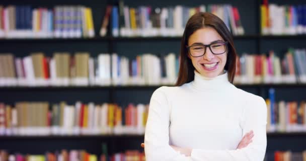 Ein Junger Student Der Einer Fröhlichen Und Unbeschwerten Bibliothek Studiert — Stockvideo