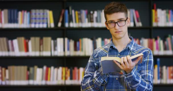 Młoda Studentka Bibliotece Szczęśliwy Beztroski Czytanie Książki Koncepcja Edukacyjne Portret — Wideo stockowe