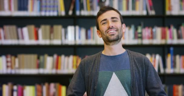 Молодий Студент Який Навчається Щасливій Безтурботній Бібліотеці Читає Книгу Концепція — стокове відео
