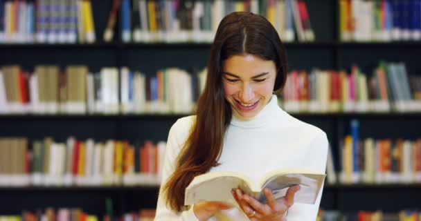 Joven Estudiante Que Estudia Una Biblioteca Feliz Despreocupada Leyendo Libro — Vídeos de Stock