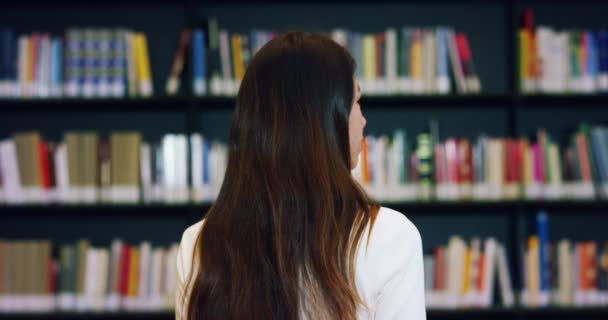 Giovane Studente Che Studia Una Felice Spensierata Biblioteca Leggendo Libro — Video Stock