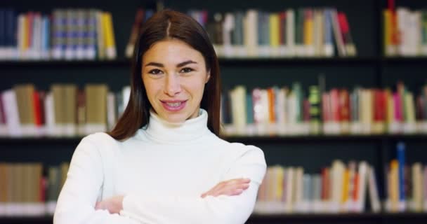 Een Jonge Student Studeert Een Gelukkige Zorgeloze Bibliotheek Lezen Van — Stockvideo