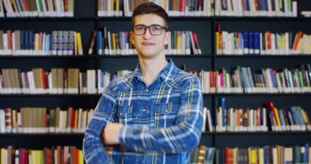 Ein Junger Student Der Einer Fröhlichen Und Unbeschwerten Bibliothek Studiert — Stockvideo