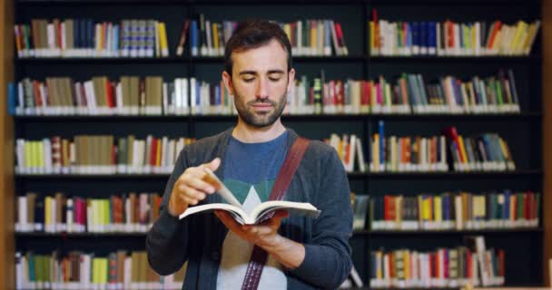Mutlu Kaygısız Bir Kitaplıkta Kitap Okuma Genç Bir Öğrenci Konsept — Stok video