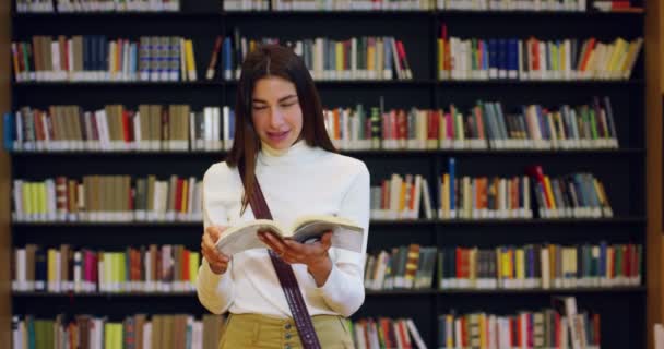 若い学生は 本を読んで幸せ のんきな図書館で勉強します 肖像画 ライブラリ そして 熱心なリラックス — ストック動画