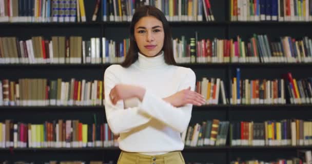 Ung Student Som Studerar Glad Och Sorglös Bibliotek Som Läser — Stockvideo