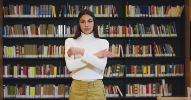 Ein Junger Student Der Einer Fröhlichen Und Unbeschwerten Bibliothek Studiert — Stockvideo