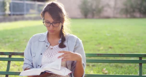 Jeune Étudiant Étudiant Dans Une Bibliothèque Heureuse Insouciante Lisant Livre — Video