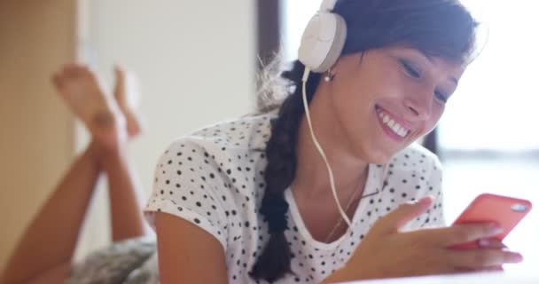 Jovem Estudante Estudando Uma Biblioteca Feliz Despreocupada Lendo Livro Conceito — Vídeo de Stock