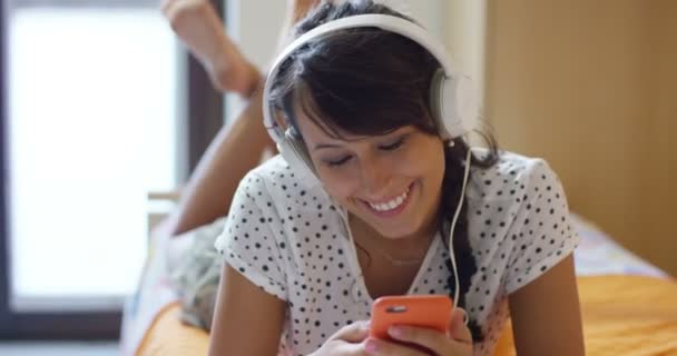 Jovem Estudante Estudando Uma Biblioteca Feliz Despreocupada Lendo Livro Conceito — Vídeo de Stock