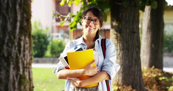 Joven Estudiante Que Estudia Una Biblioteca Feliz Despreocupada Leyendo Libro — Vídeos de Stock