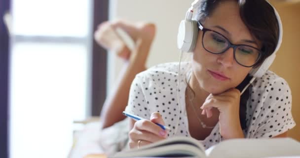 Een Jonge Student Studeert Een Gelukkige Zorgeloze Bibliotheek Lezen Van — Stockvideo