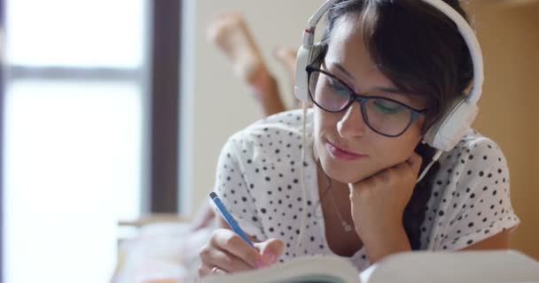 Młoda Studentka Bibliotece Szczęśliwy Beztroski Czytanie Książki Koncepcja Edukacyjne Portret — Wideo stockowe