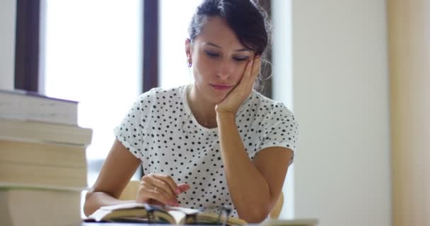 Een Jonge Student Studeert Een Gelukkige Zorgeloze Bibliotheek Lezen Van — Stockvideo