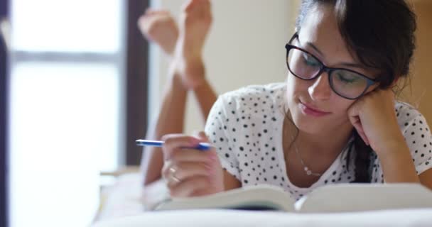 Młoda Studentka Bibliotece Szczęśliwy Beztroski Czytanie Książki Koncepcja Edukacyjne Portret — Wideo stockowe