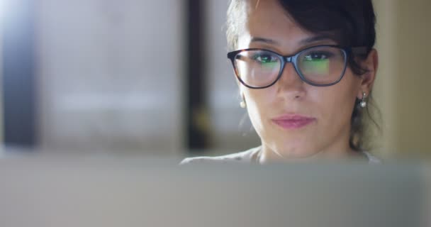 Ung Student Som Studerar Glad Och Sorglös Bibliotek Som Läser — Stockvideo