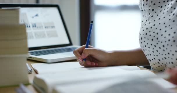 Ung Student Som Studerar Glad Och Sorglös Bibliotek Som Läser — Stockvideo