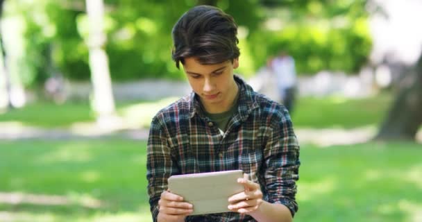 Video Ragazzo Adolescente Che Studia Nel Parco Naviga Tablet Digitale — Video Stock