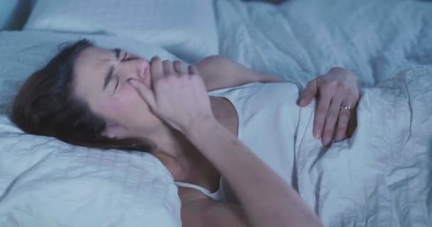 Vídeo Mujer Enferma Cama Estornudo — Vídeos de Stock