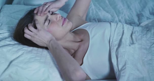 Vídeo Mujer Enferma Cama Con Dolor — Vídeo de stock