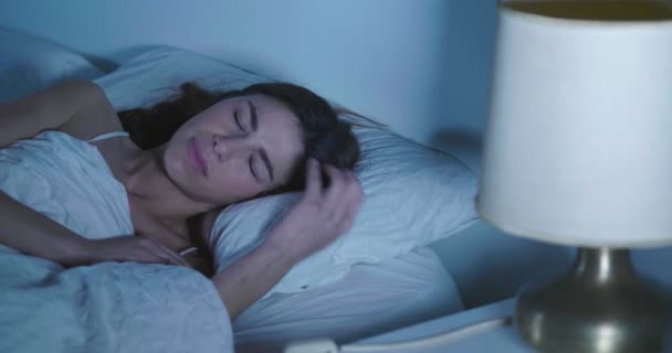 痛みとベッドで病気の女性のビデオ — ストック動画