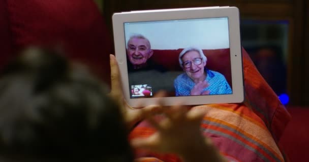 Video Van Vrouw Praten Met Ouderen Videogesprek Met Digitale Tablet — Stockvideo