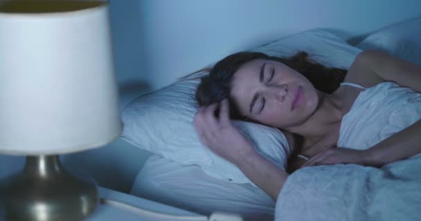 Ağrı Ile Yatakta Hasta Kadın Video — Stok video