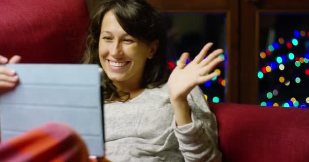 Vidéo Femme Appel Vidéo Avec Tablette Numérique Saluant Main — Video