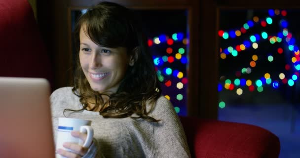 Video Kvinna Soffa Surfar Laptop Skärm Och Håller Tea Cup — Stockvideo