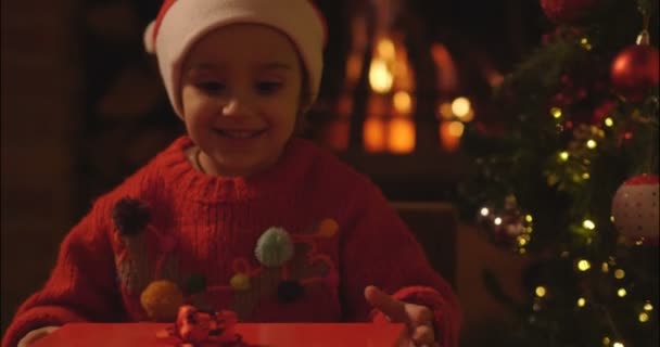 Video Linda Niña Abriendo Caja Regalo Árbol Navidad — Vídeos de Stock