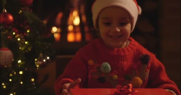 Vídeo Bonito Menina Caucasiana Caixa Presente Abertura Árvore Natal — Vídeo de Stock