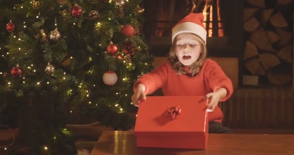 Video Linda Niña Caucásica Abriendo Caja Regalo Árbol Navidad — Vídeos de Stock