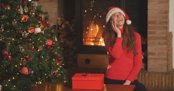 Video Van Vrouw Vieren Nieuwjaar Thuis Kerstboom Lachen Tijdens Het — Stockvideo