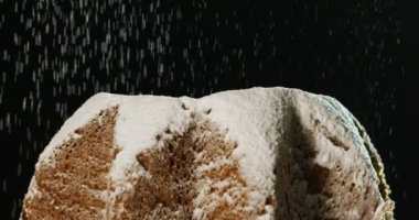 bir Pandoro, tipik bir İtalyan pasta Noel tatili sırasında yemiş, kapatın ve yeni yıl, pudra şekeri ağır çekimde Noel sihirli oluşturma Pandora'da düşüyor..