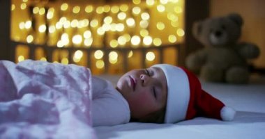 mutlu küçük kız, Noel, yeni yıl şenlikleri uyurken Noel tatili için bir hediye bekle. Aile ve çocuk mutlu ve gelenek Noel Noel ve yeni yıl için.