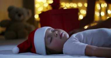 mutlu küçük kız, Noel, yeni yıl şenlikleri uyurken Noel tatili için bir hediye bekle. Aile ve çocuk mutlu ve gelenek Noel Noel ve yeni yıl için.