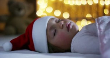 mutlu küçük kız, Noel, yeni yıl şenlikleri uyurken Noel tatili için bir hediye bekle. Aile ve çocuk mutlu ve gelenek Noel Noel ve yeni yıl için.