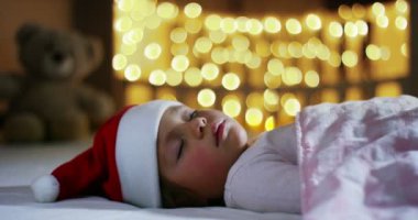mutlu küçük kız, Noel, yeni yıl şenlikleri uyurken Noel tatili için bir hediye bekle. Aile ve çocuk mutlu ve gelenek Noel Noel ve yeni yıl için.
