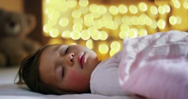 mutlu küçük kız, Noel, yeni yıl şenlikleri uyurken Noel tatili için bir hediye bekle. Aile ve çocuk mutlu ve gelenek Noel Noel ve yeni yıl için.