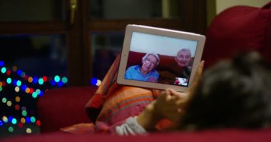 dijital tablet ile görüntülü arama üst düzey insanlarla konuşan kadın video 