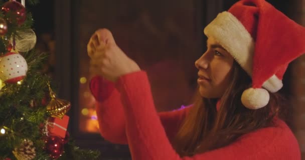 Video Kvinna Firar Nyår Hemma Julgran Och Hängande Leksak Filial — Stockvideo