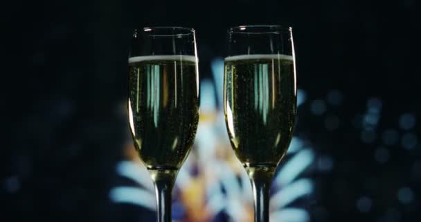 Na slavnostní přípitek šampaňským v pozadí vypukne ohňostroj. Koncepce: nový rok, láska, prázdniny, párty.