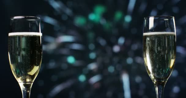 Een Champagnetoost Terwijl Achtergrond Uit Het Vuurwerk Breken Concept Nieuwjaar — Stockvideo