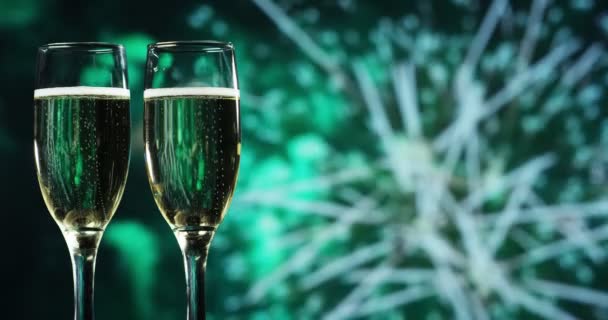 Brindisi Champagne Mentre Sullo Sfondo Scoppia Spettacolo Pirotecnico Concetto Anno — Video Stock