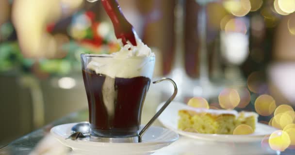 Cioccolata Calda Caffè Natale Barista Spruzza Della Panna Montata Fresca — Video Stock