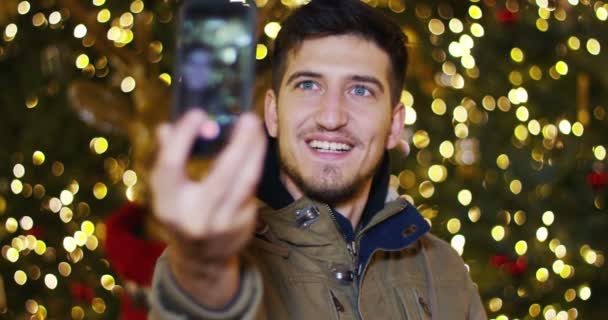Een Jongen Met Blauwe Ogen Met Kerstmis Een Foto Voor — Stockvideo