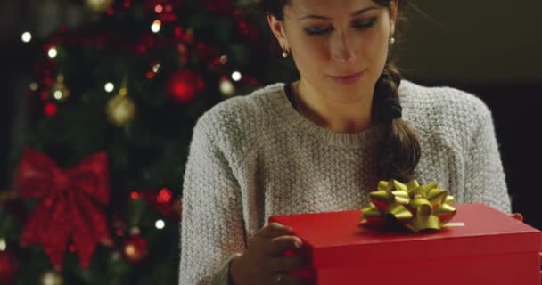 Vídeo Mulher Feliz Abrindo Caixa Presente Árvore Natal Ano Novo — Vídeo de Stock