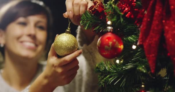 Main Une Personne Décore Sapin Noël Avec Les Boules Dorées — Video