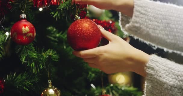 Mano Una Persona Decora Albero Natale Con Palle Oro Rosse — Video Stock