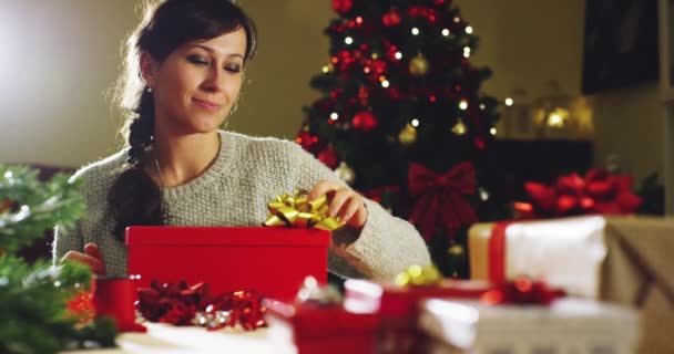 Chica Con Sombrero Navidad Pide Deseos Abre Paquete Regalo Navidad — Vídeo de stock